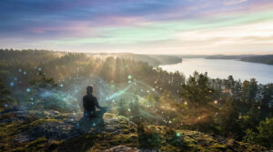 Une personne méditant sur un rocher face à un paysage naturel avec des ondes énergétiques lumineuses et mystiques.