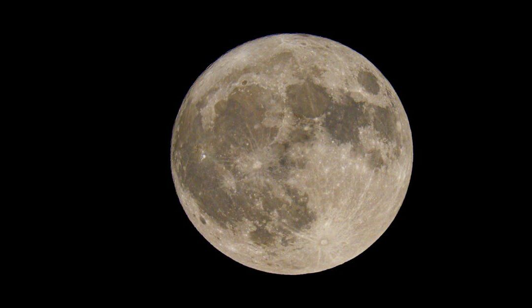 découvrez tout sur la supermoon, ce phénomène lunaire spectaculaire où la pleine lune paraît exceptionnellement grande et lumineuse dans le ciel.