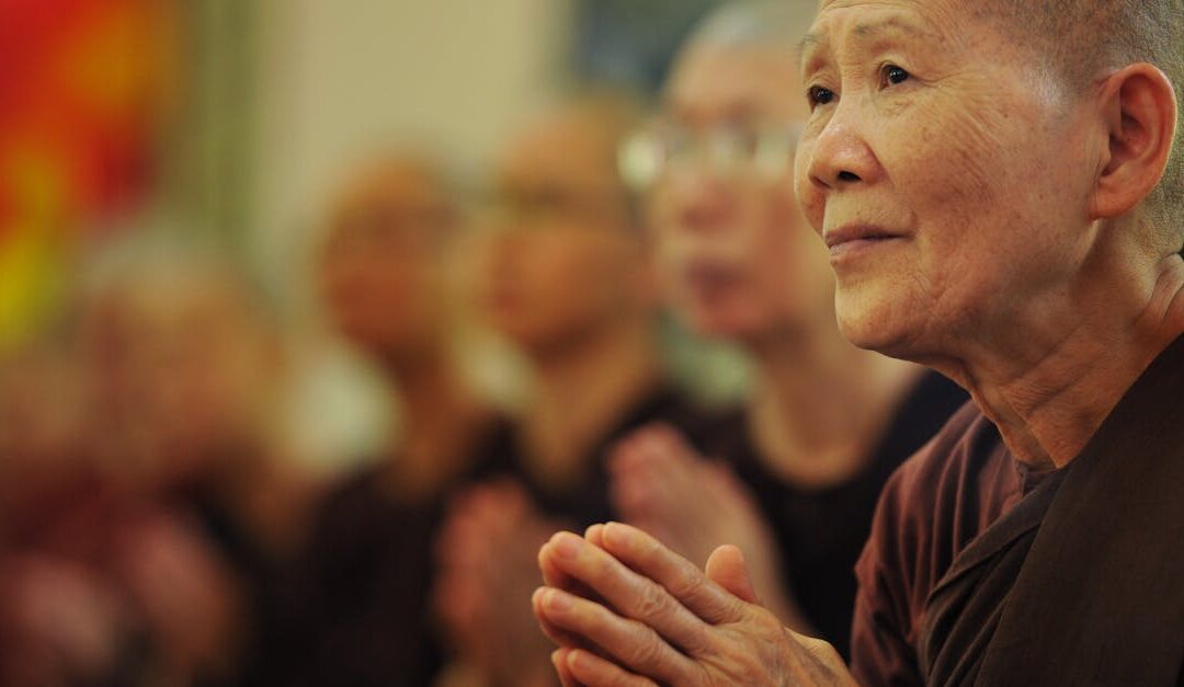 découvrez les enseignements et pratiques du bouddhisme, une voie spirituelle ancienne visant à atteindre la paix intérieure et la sagesse.